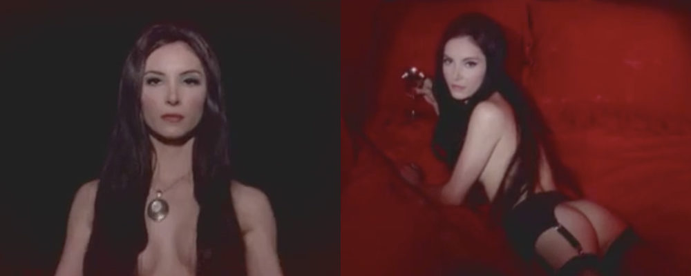 Samantha Robinson en ropa interior en 'The Love Witch'