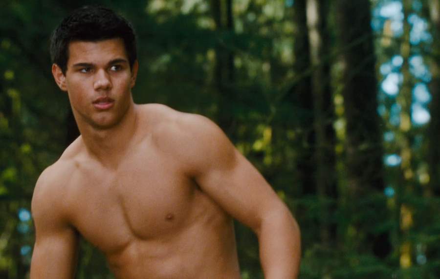 Taylor Lautner muestra el pecho desnudo en una escena de 'Luna nueva'
