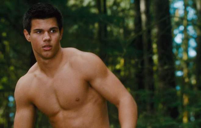 Taylor Lautner muestra el pecho desnudo en una escena de 'Luna nueva'