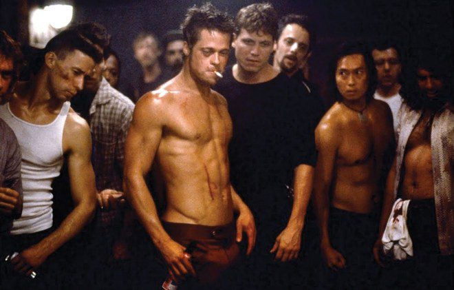 Brad Pitt con el pecho desnudo en una escena de 'El club de la lucha'