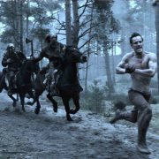 Michael Fassbender con el torso desnudo en una escena de 'Centurión'