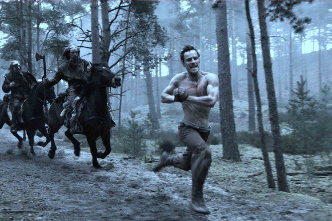 Michael Fassbender con el torso desnudo en una escena de 'Centurión'
