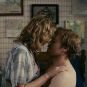 Brie Larson enseña el culo en 'The Trouble with Bliss'