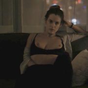 Riley Keough enseña sus pechos en 'The Girlfriend Experience'