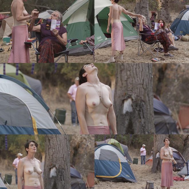 Gaby Hoffman enseña las tetas en 'Transparent'