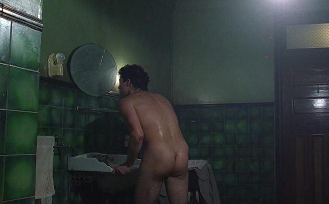 Rufus Sewell muestra su trasero en 'Dark City'