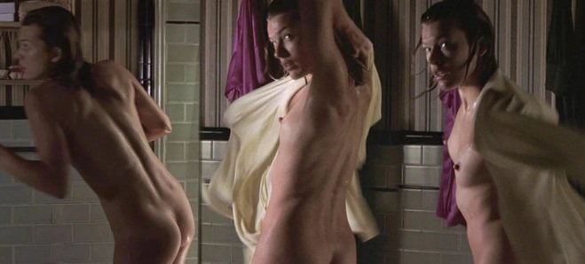Milla Jovovich enseña su trasero y sus pechos en 'Sin motivo aparente'