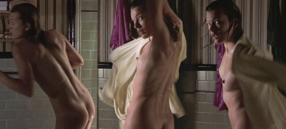 Milla Jovovich enseña su trasero y sus pechos en 'Sin motivo aparente'