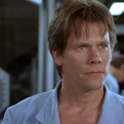 Kevin Bacon enseña el culo en 'El hombre sin sombra'
