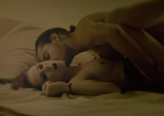Evan Rachel Wood muestra sus pechos en 'Charlie Countryman'