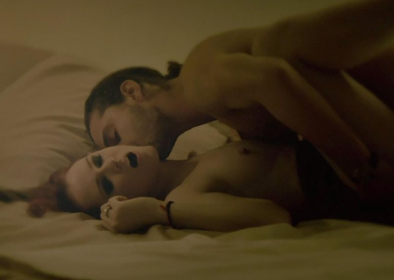 Evan Rachel Wood muestra sus pechos en 'Charlie Countryman'