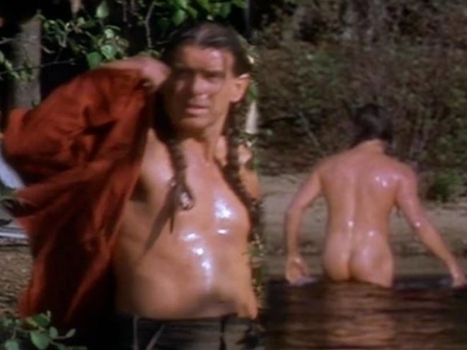 Pierce Brosnan enseña el culo en 'El búho gris'