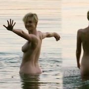 Elizabeth Debicki enseña su trasero en 'El infiltrado'