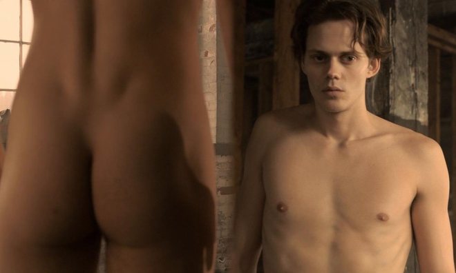 Bill Skarsgård enseña el culo en 'Castle Rock'