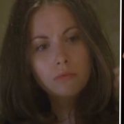 Alison Brie muestra sus pechos en 'Born. El embrión del mal'