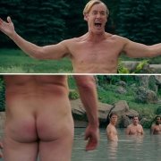 John C. McGinley enseña el trasero en 'Cerdos salvajes: Con un par...de ruedas'