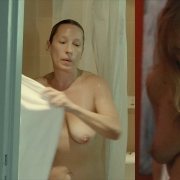 Emmanuelle Bercot, desnuda, enseña las tetas en 'Mi amor'