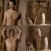 Alejandro Albarracín, desnudo, enseña el culo en 'Tierra de lobos'
