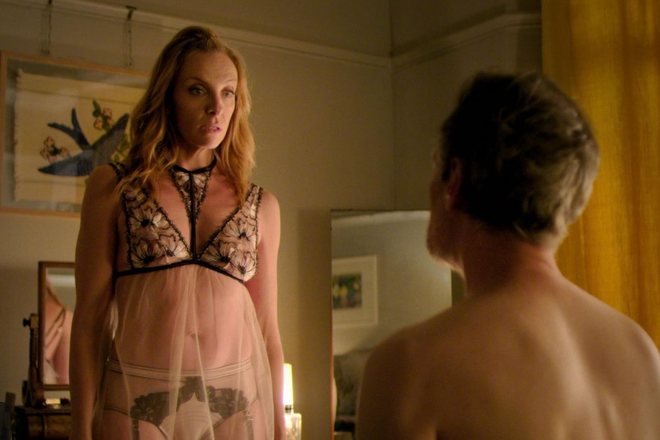Toni Collette con un conjunto muy sexy en 'Wanderlust'
