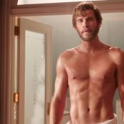 Liam Hemsworth con el torso desnudo en '¿No es romántico?'