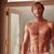 Liam Hemsworth con el torso desnudo en '¿No es romántico?'