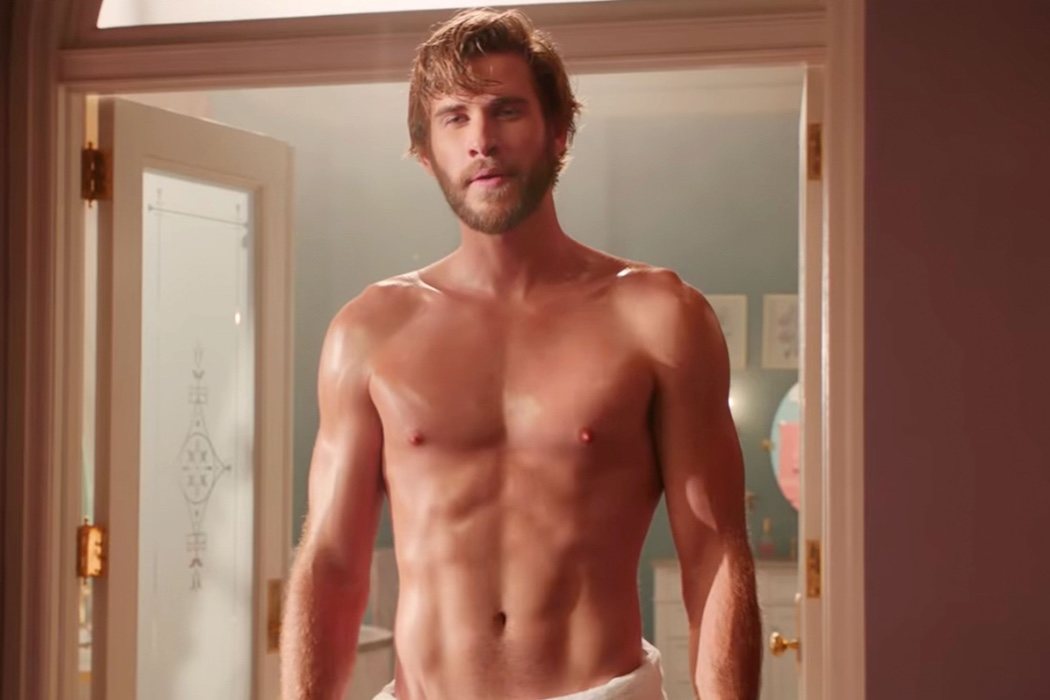 Liam Hemsworth con el torso desnudo en '¿No es romántico?'