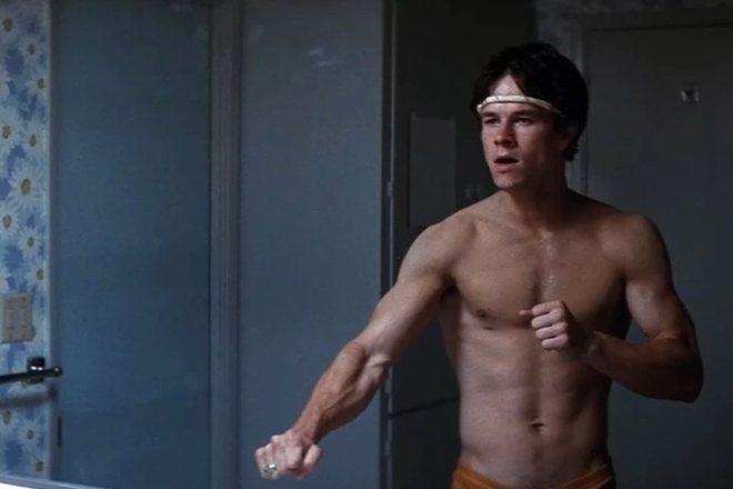 Mark Wahlberg con el torso desnudo en 'Boogie Nights'