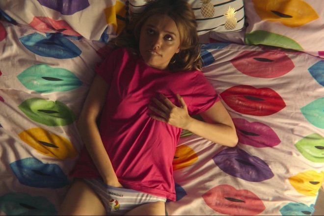 Aimee Lou se masturba en 'Sex Education'