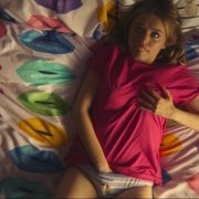 Aimee Lou se masturba en 'Sex Education'