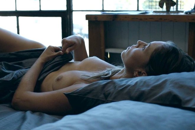 Natalie Krill con el pecho desnudo en 'Below her Mouth'