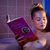 Kelly Berglund con el pecho desnudo en 'Now Apocalypse'