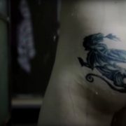 Taron Egerton desnudo trasero en la ducha en la serie 'The Smoke'