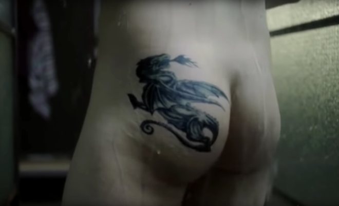 Taron Egerton desnudo trasero en la ducha en la serie 'The Smoke'