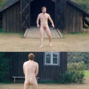 Jack Reynor desnudo enseña el pene y el culo en 'Midsommar'