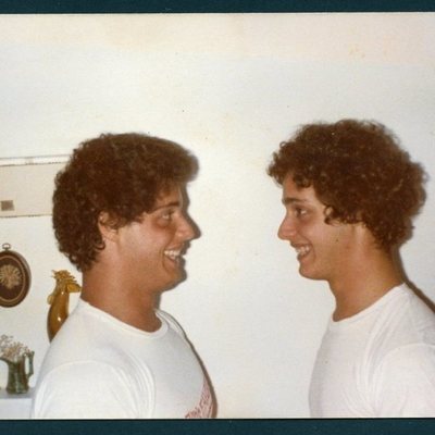 Tres idénticos desconocidos