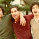 Tres idénticos desconocidos