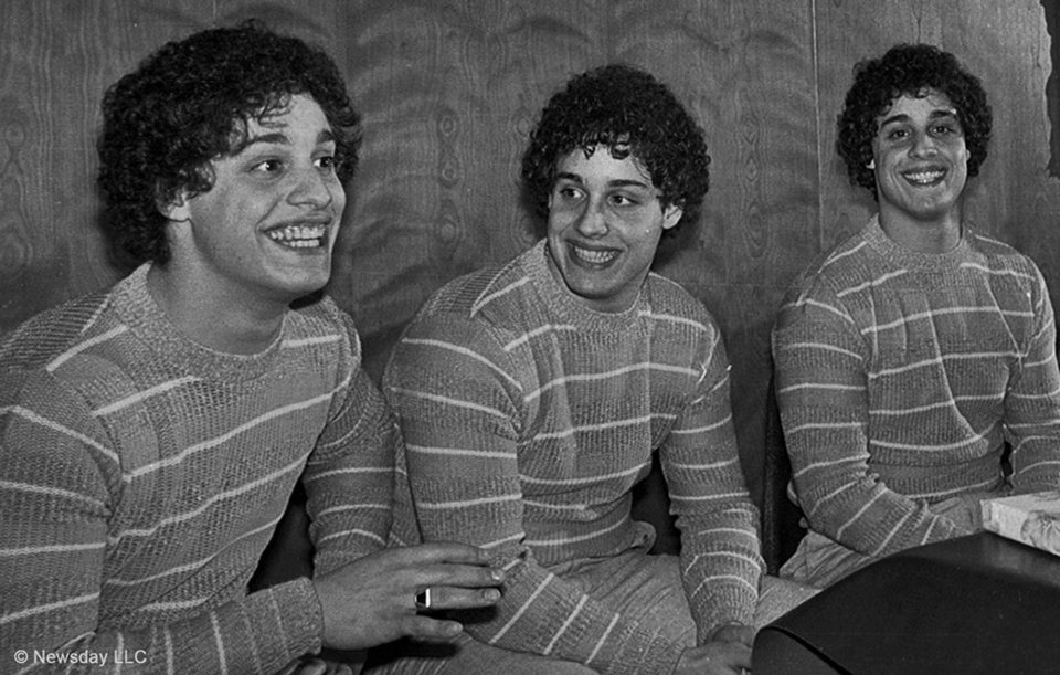 Tres idénticos desconocidos