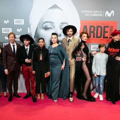 El reparto de 'Arde Madrid' en la premiere de la serie