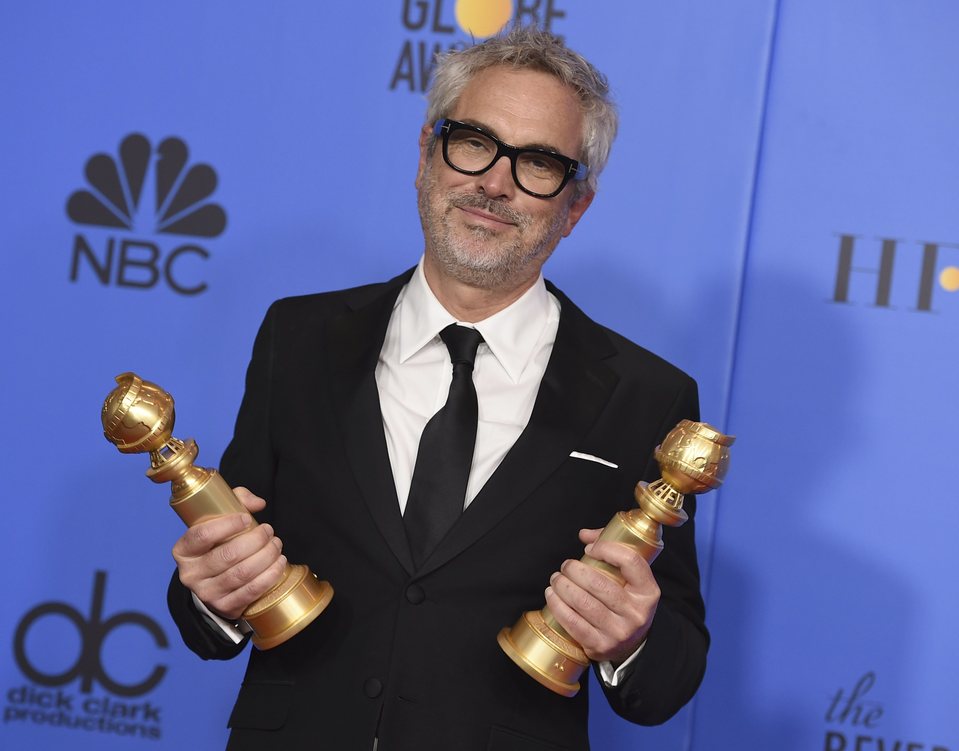 Alfonso Cuarón posa con dos Globos de Oro