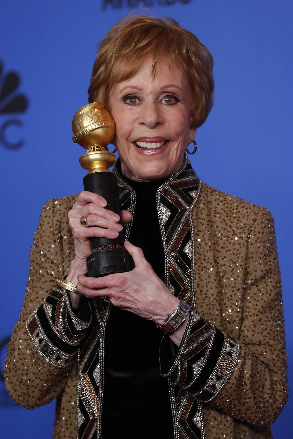 Carol Burnett posa con su premio Carol Burnett