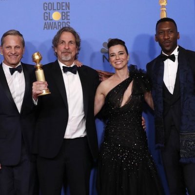 El equipo de 'Green Book' posa con su Globo de Oro