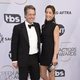 Hugh Grant y Anna Elisabet Eberstein en la alfombra roja de los premios SAG 2019