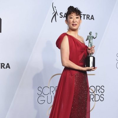 Sandra Oh posa con su premio en los SAG 2019