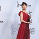 Sandra Oh posa con su premio en los SAG 2019