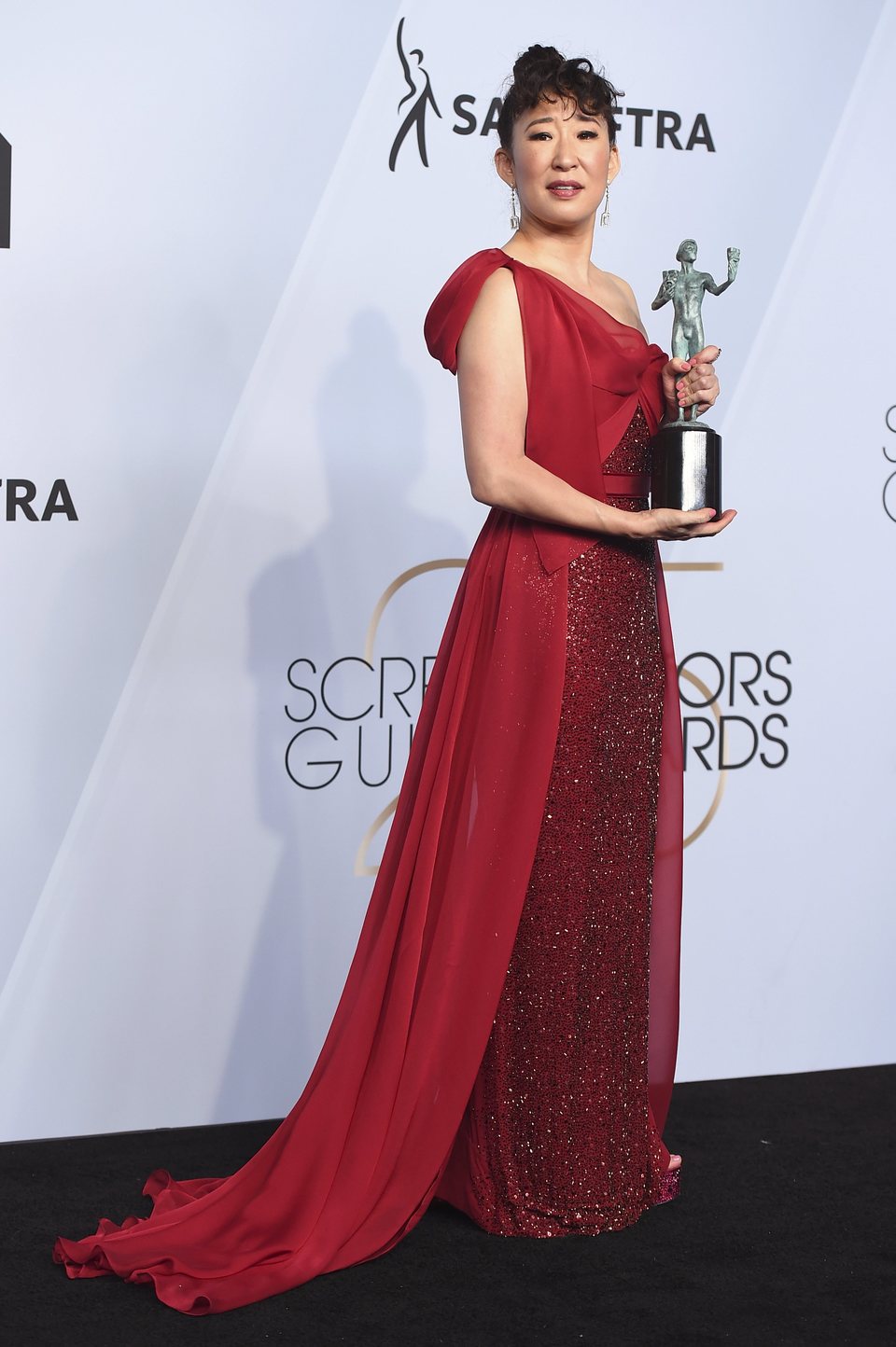 Sandra Oh posa con su premio en los SAG 2019