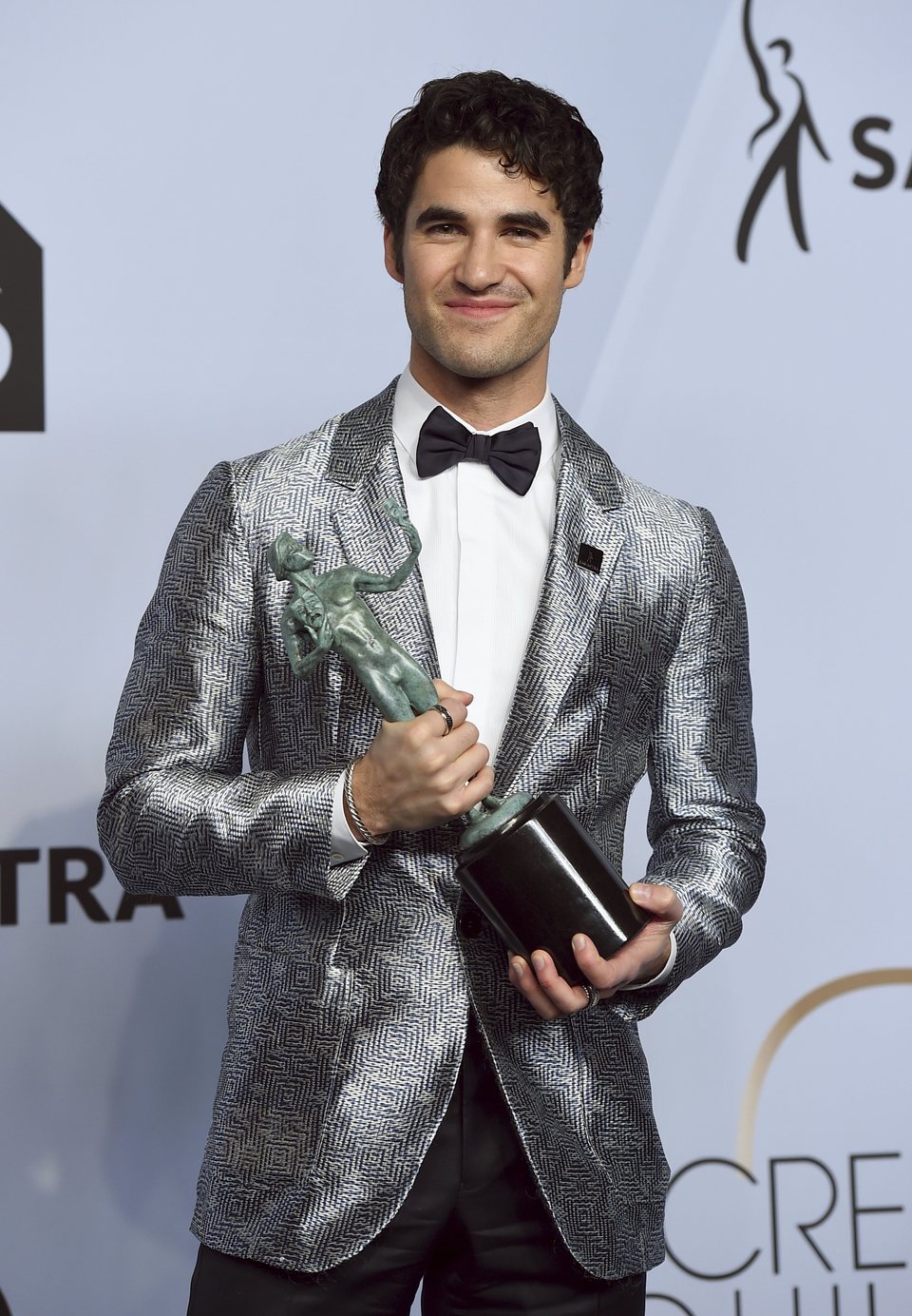 Darren Criss con su premio en los SAG 2019