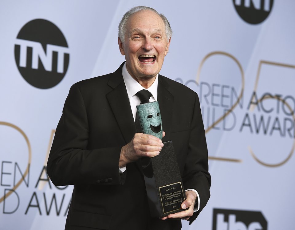 Alan Alda con el premio honorífico a la trayectoria en los SAG 2019
