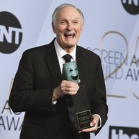 Alan Alda con el premio honorífico a la trayectoria en los SAG 2019
