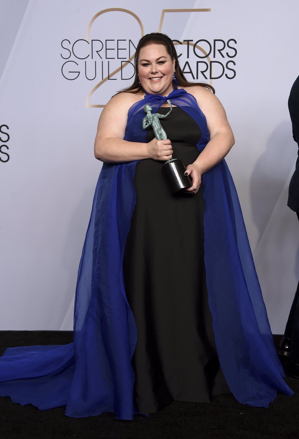 Chrissy Metz con el premio SAG al elenco de 'This Is Us'