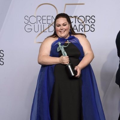 Chrissy Metz con el premio SAG al elenco de 'This Is Us'